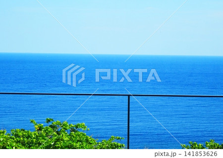 真っ青な海と地平線の美しい海景 141853626