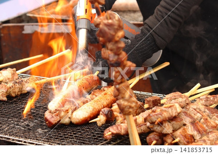 焼き目をつけるバーベキューの焼鳥 焼き目をつけるバーベキューの焼鳥 141853715