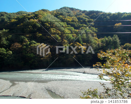 紅葉に彩られた秋の山と川 紅葉に彩られた秋の山と川 141853786