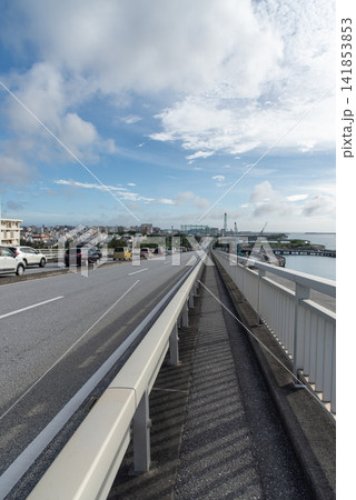 泊大橋の片道が渋滞している車道と歩道 141853853