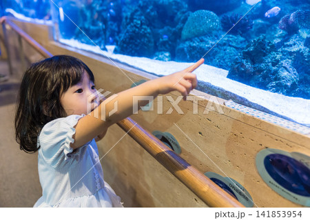 水族館の水槽に指をさす日本人の女の子の幼児 水族館の水槽に指をさす日本人の女の子の幼児 141853954