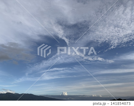 山のシルエットと筋状の雲が広がる夕暮れの空 山のシルエットと筋状の雲が広がる夕暮れの空 141854073