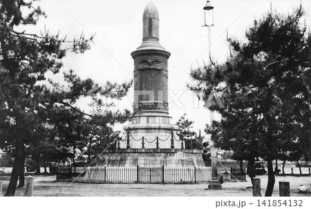 古写真　1933-1945年　原爆投下前の広島　日清戦争戦勝記念碑（後に原爆で全壊） 141854132