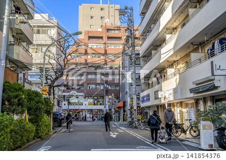 東京都大田区の都市風景 池上駅前の街並みと商店 141854376
