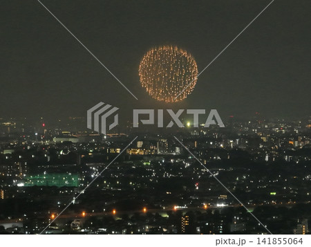<空撮・練馬から>綺麗な形に打ち上げられた板橋の花火 <空撮・練馬から>綺麗な形に打ち上げられた板橋の花火 141855064