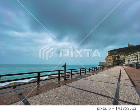 Scenic Sea Promenade with Chalk Cliffs View Under Overcast Sky in Etretat 141855312