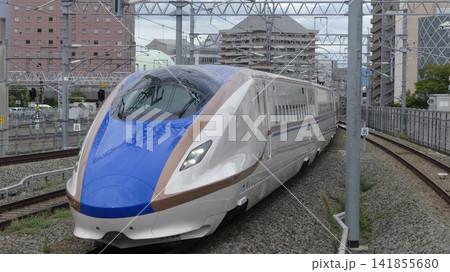 長野駅に到着する北陸新幹線のE7系新幹線電車 141855680