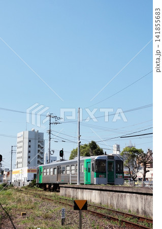 JR鳴門駅を出発する鳴門線の列車 JR鳴門駅を出発する鳴門線の列車 141855683