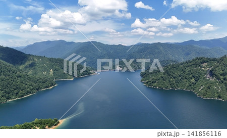 ＜空撮・奥只見＞夏空から見た奥只見湖 141856116