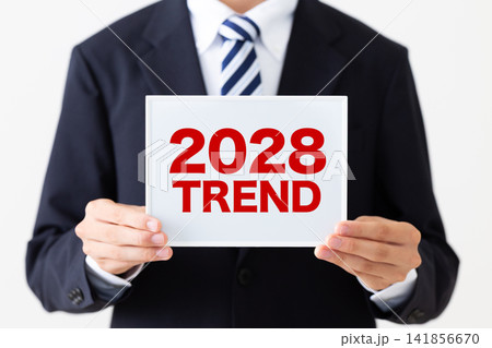2028TRENDのホワイトボードを持つリクルートスーツを着た若い男性ビジネスマン 2028TRENDのホワイトボードを持つリクルートスーツを着た若い男性ビジネスマン 141856670