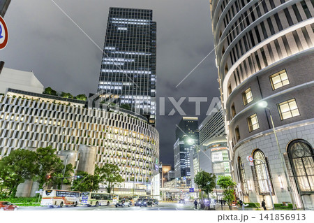 大阪夜景　梅田　阪神前交差点　大阪府大阪市 141856913