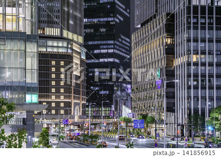 大阪夜景　梅田　阪神前交差点　大阪府大阪市 141856915