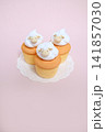 ピンク色の背景のひつじクリームカップケーキ 141857030
