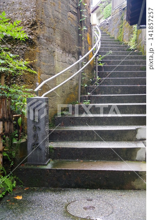 雨に濡れた階段 141857257