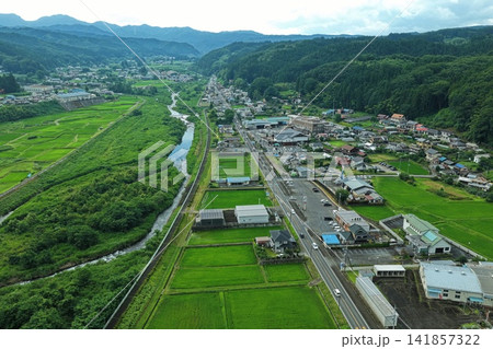 農村集落を真俯瞰した空撮写真 141857322