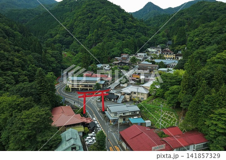 群馬県高崎市榛名神社門前の集落と鳥居を捉えた空撮写真 群馬県高崎市榛名神社門前の集落と鳥居を捉えた空撮写真 141857329