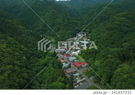 群馬県高崎市・榛名神社周辺の山間集落を捉えた空撮写真 群馬県高崎市・榛名神社周辺の山間集落を捉えた空撮写真 141857332