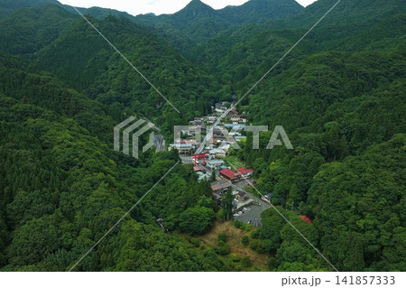 群馬県高崎市の山間集落と赤い鳥居を捉えた空撮写真 群馬県高崎市の山間集落と赤い鳥居を捉えた空撮写真 141857333