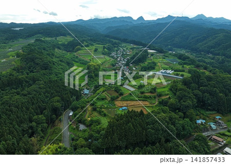 群馬県高崎市の棚田と山間集落を捉えた空撮写真 群馬県高崎市の棚田と山間集落を捉えた空撮写真 141857433