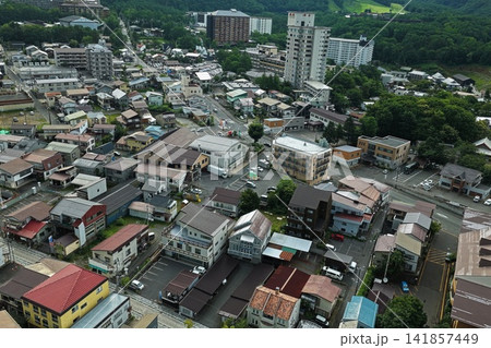 群馬県草津町の住宅街と丘陵緑地を捉えた空撮写真 群馬県草津町の住宅街と丘陵緑地を捉えた空撮写真 141857449
