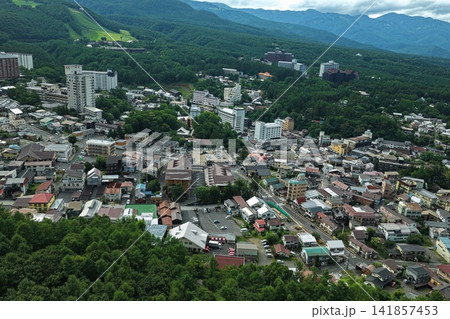 群馬県草津町の温泉街と五重塔を捉えた夏の空撮写真 141857453