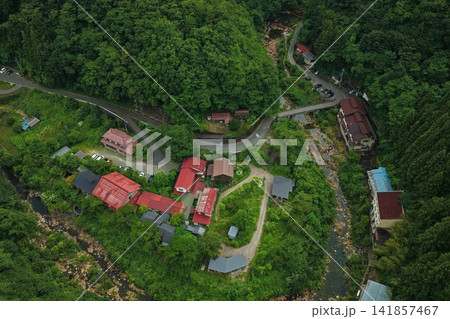 群馬県中之条町の山間集落と蛇行する道路・川を捉えた空撮写真 141857467