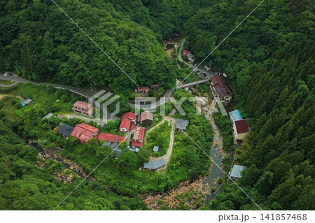 群馬県中之条町の山間集落と渓流を捉えた空撮写真 群馬県中之条町の山間集落と渓流を捉えた空撮写真 141857468