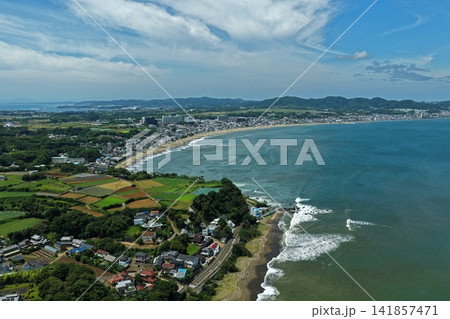 神奈川県三浦市の海岸線と太陽光パネルを捉えた空撮写真 神奈川県三浦市の海岸線と太陽光パネルを捉えた空撮写真 141857471