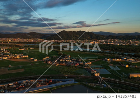 和歌山県和歌山市の田畑と川を捉えた夕景の空撮写真 和歌山県和歌山市の田畑と川を捉えた夕景の空撮写真 141857483