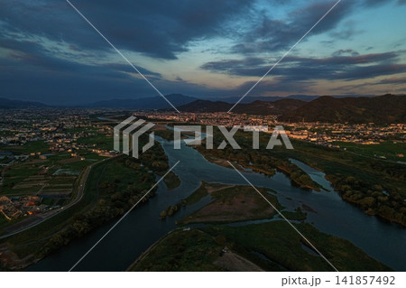 和歌山県和歌山市の紀の川と市街地を捉えた夕景の空撮写真 和歌山県和歌山市の紀の川と市街地を捉えた夕景の空撮写真 141857492