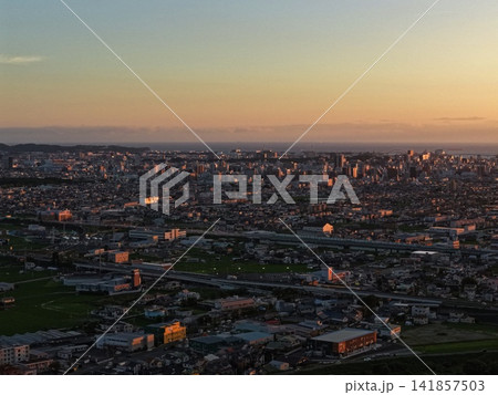 和歌山市街地と海岸線を望む夕景の空撮写真 和歌山市街地と海岸線を望む夕景の空撮写真 141857503