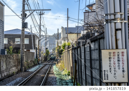 神奈川県鎌倉市の鉄道風景 由比ヶ浜駅付近の住宅街を走る江ノ電 神奈川県鎌倉市の鉄道風景 由比ヶ浜駅付近の住宅街を走る江ノ電 141857819