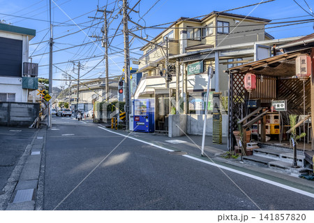 神奈川県鎌倉市の都市風景 由比ヶ浜駅と駅前の踏切 神奈川県鎌倉市の都市風景 由比ヶ浜駅と駅前の踏切 141857820