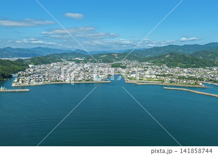 和歌山県広川町の海湾と市街地を捉えた空撮写真 和歌山県広川町の海湾と市街地を捉えた空撮写真 141858744
