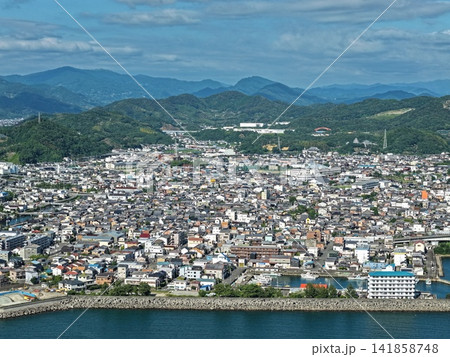 和歌山県湯浅町の沿岸部住宅街と海・山並みを捉えた空撮写真 和歌山県湯浅町の沿岸部住宅街と海・山並みを捉えた空撮写真 141858748
