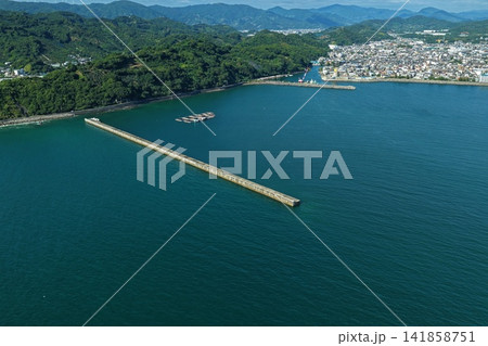 和歌山県広川町の養殖筏と港湾を捉えた空撮写真 和歌山県広川町の養殖筏と港湾を捉えた空撮写真 141858751