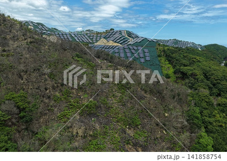 和歌山県すさみ町の山腹に設置されたメガソーラーを捉えた空撮写真 141858754