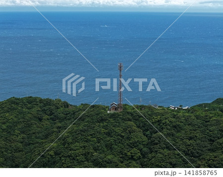 和歌山県すさみ町の沿岸部丘陵と鉄塔を捉えた空撮写真 141858765