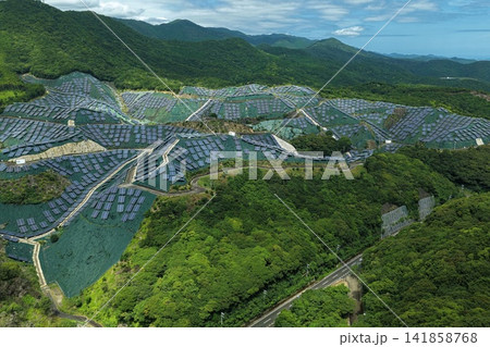 和歌山県すさみ町の山間部メガソーラー施設を捉えた空撮写真 和歌山県すさみ町の山間部メガソーラー施設を捉えた空撮写真 141858768