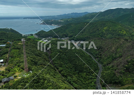 和歌山県すさみ町の沿岸部山並みと田畑を捉えた空撮写真 和歌山県すさみ町の沿岸部山並みと田畑を捉えた空撮写真 141858774
