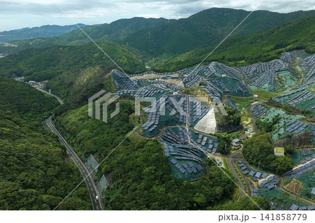 和歌山県すさみ町のメガソーラーと山並みを捉えた空撮写真 和歌山県すさみ町のメガソーラーと山並みを捉えた空撮写真 141858779