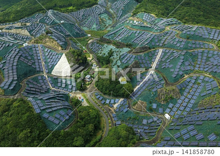 和歌山県すさみ町の丘陵地に設置された太陽光パネルの空撮写真 和歌山県すさみ町の丘陵地に設置された太陽光パネルの空撮写真 141858780