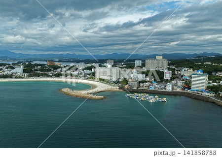 和歌山県白浜町の砂浜と海岸リゾートエリアを捉えた空撮写真 和歌山県白浜町の砂浜と海岸リゾートエリアを捉えた空撮写真 141858788