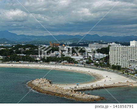 和歌山県白浜町の砂浜・防波堤・沿岸住宅街を捉えた空撮写真 和歌山県白浜町の砂浜・防波堤・沿岸住宅街を捉えた空撮写真 141858791