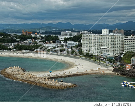 和歌山県白浜町の砂浜・高層ホテル・海を捉えた空撮写真 141858792