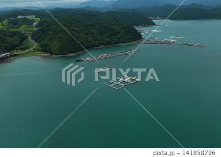 和歌山県太地町の沿岸部と養殖いけすを捉えた空撮写真 和歌山県太地町の沿岸部と養殖いけすを捉えた空撮写真 141858796