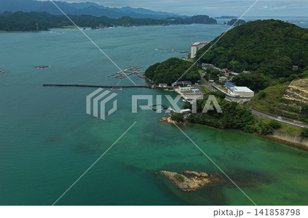 和歌山県太地町の養殖いけすと沿岸市街地を捉えた空撮写真 141858798