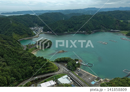 和歌山県太地町の湾と養殖筏を捉えた空撮写真 和歌山県太地町の湾と養殖筏を捉えた空撮写真 141858809