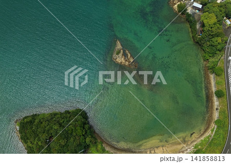 和歌山県太地町の岩礁と入り江を捉えた空撮写真 和歌山県太地町の岩礁と入り江を捉えた空撮写真 141858813
