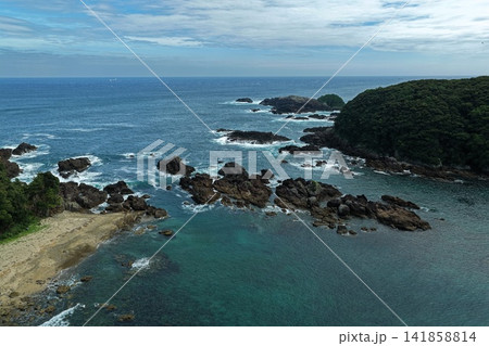 和歌山県串本町の岩礁と入り江を望む空撮写真 141858814